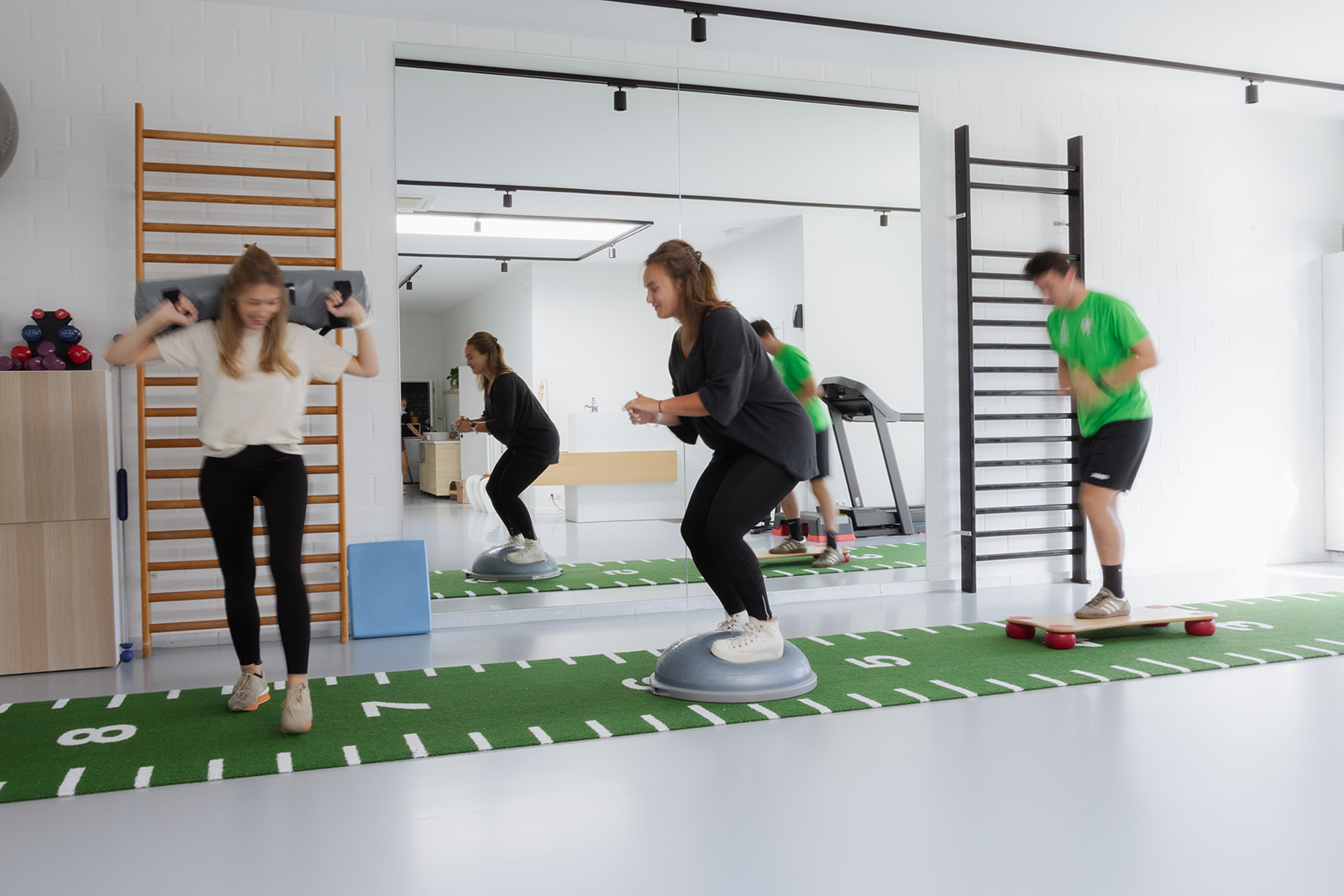 Sportkinesitherapie oefenruimte met kunstgras en revalidatietoestellen