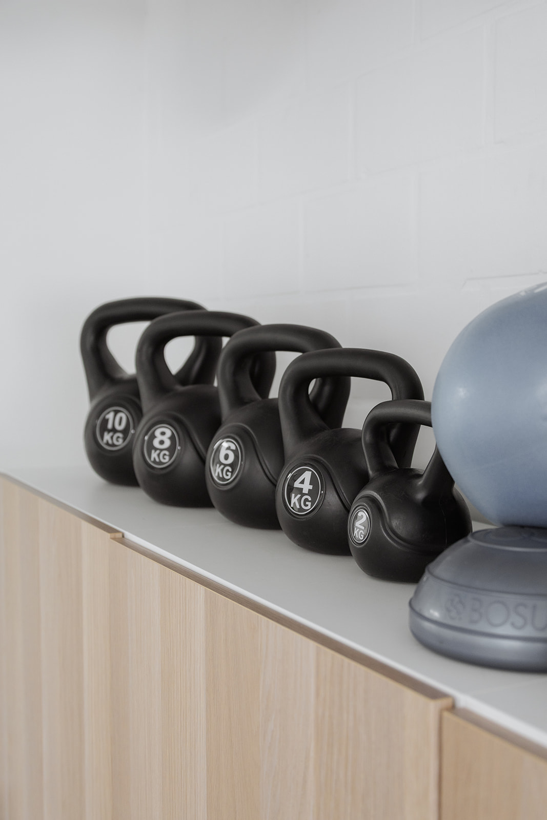 Kettlebells en oefenmateriaal in de praktijkruimte