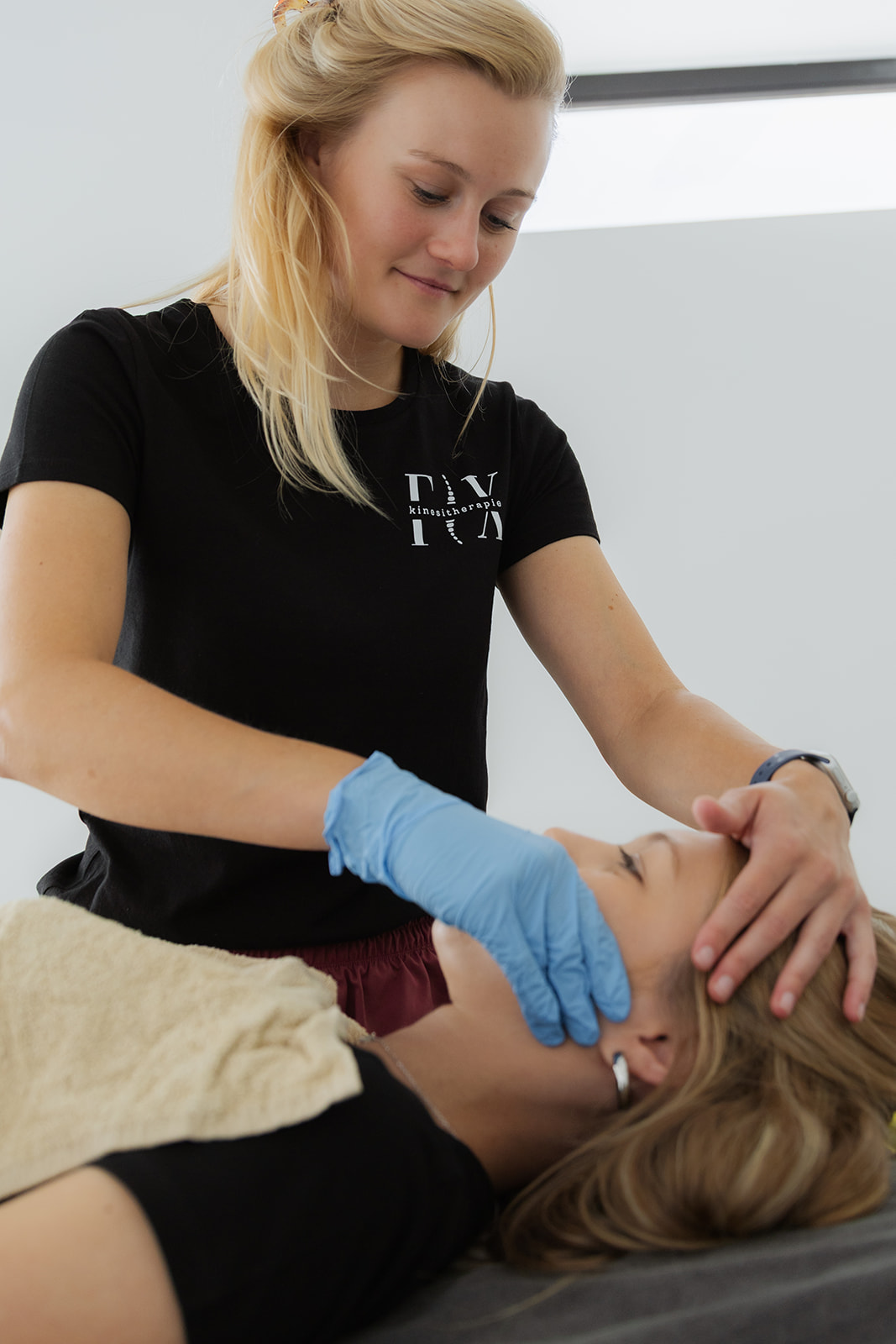 Kinesitherapeut behandelt kaakklachten (TMD) manueel